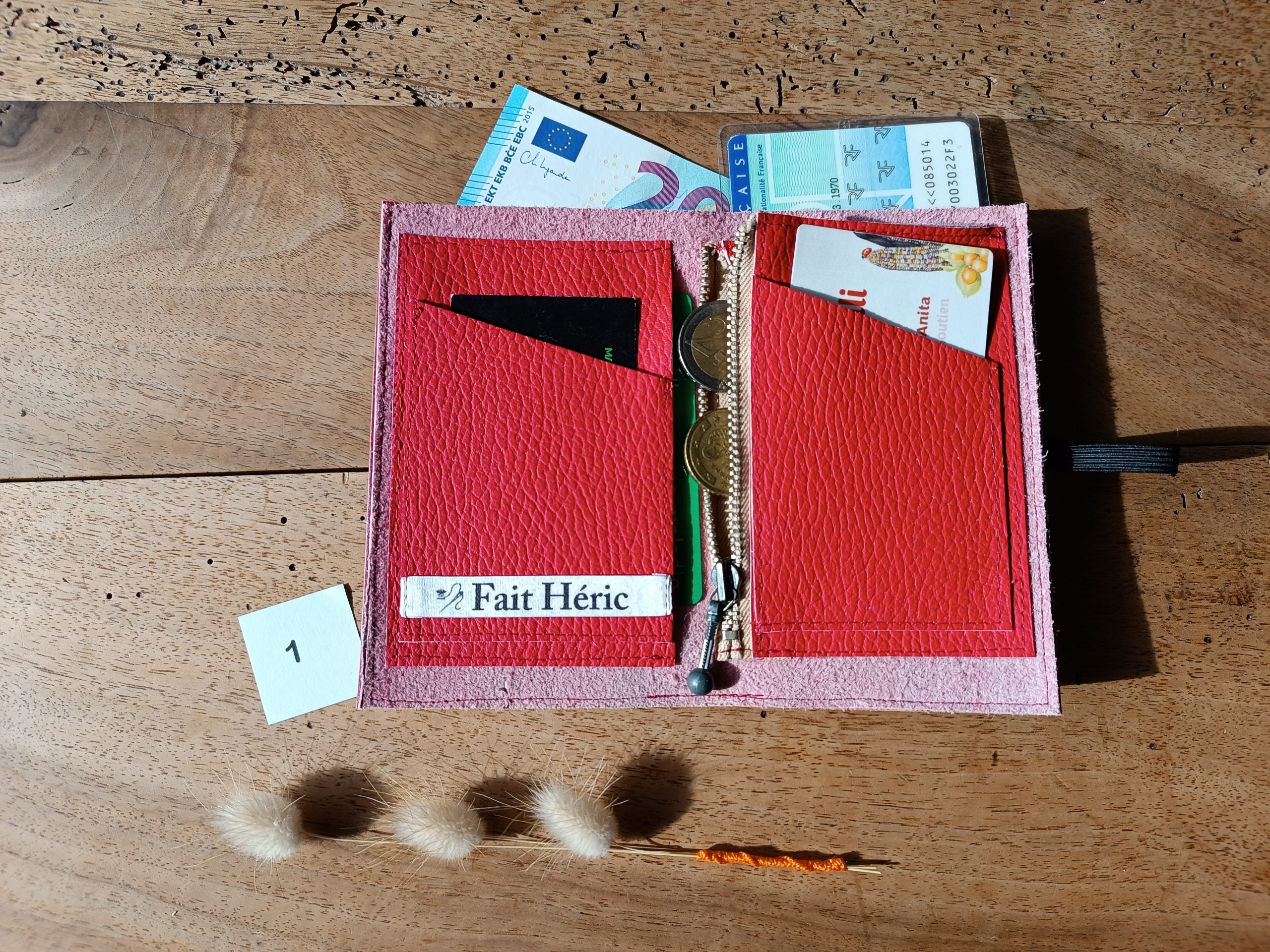 Portefeuille en cuir rouge upcyclé – Image 2