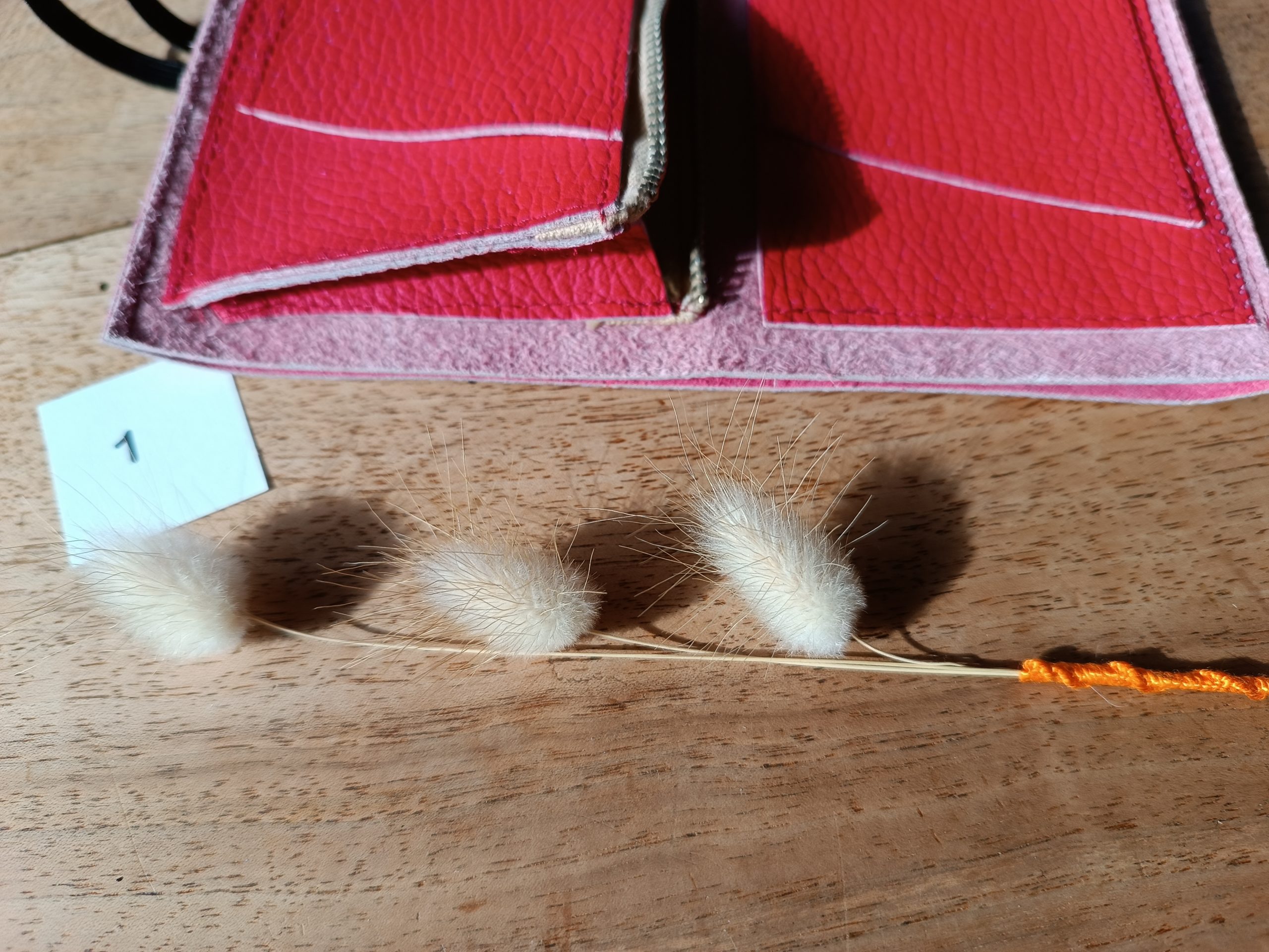 Portefeuille en cuir rouge upcyclé – Image 3