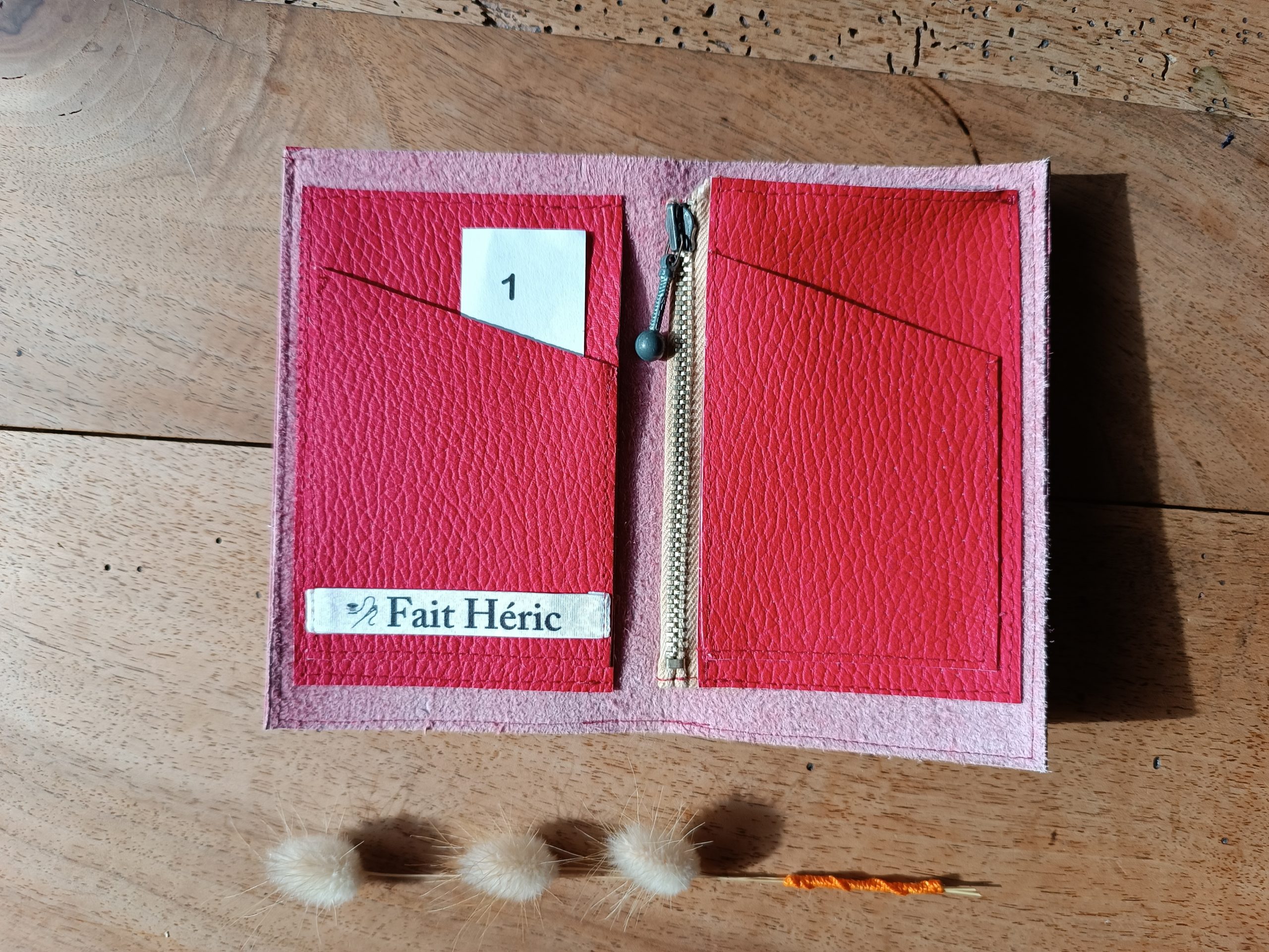 Portefeuille en cuir rouge upcyclé