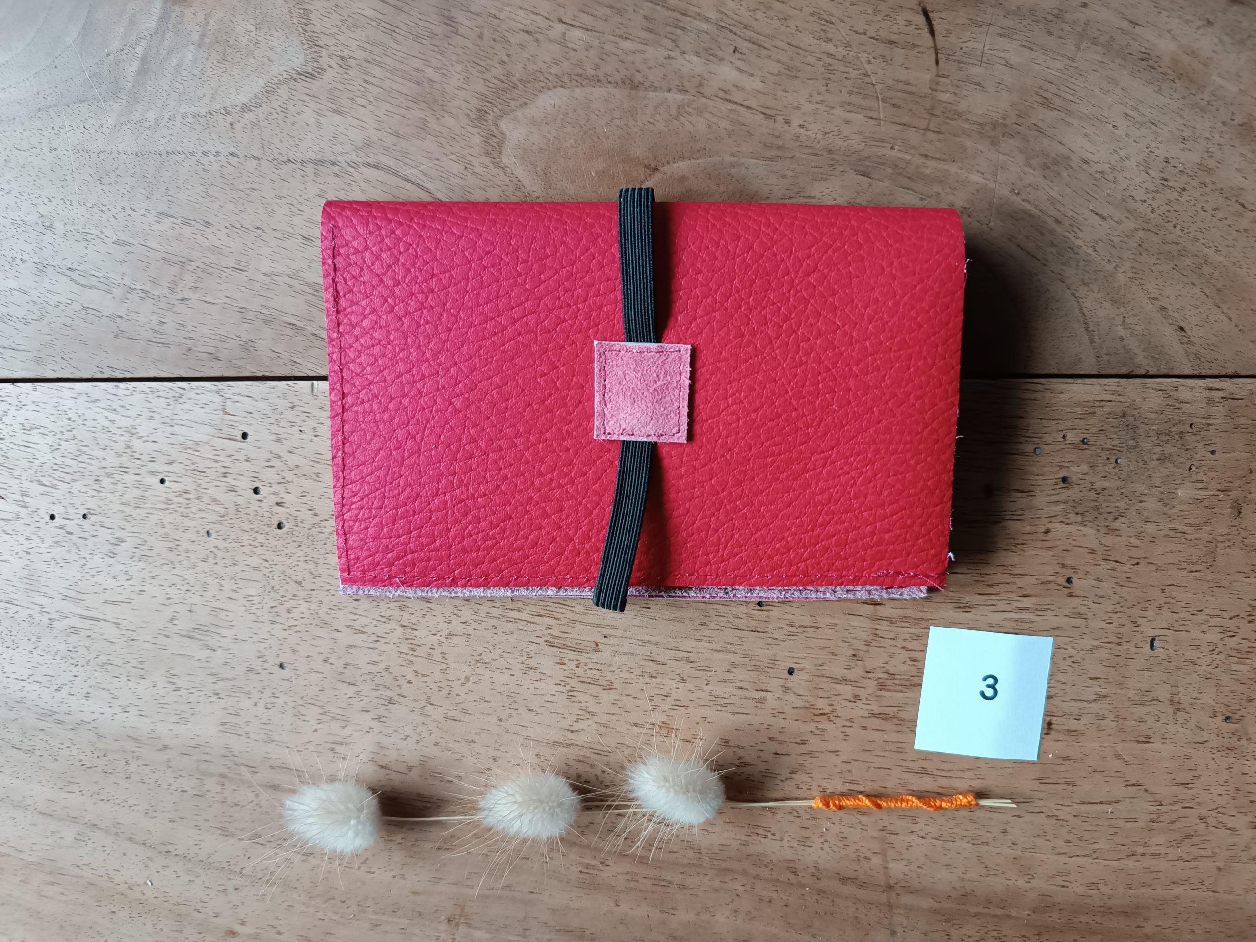 Portefeuille en cuir rouge upcyclé – Image 2