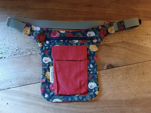 Sac de hanche fleuri et uni rouge upcyclé