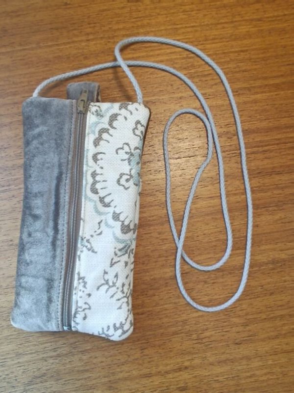 pochette téléphone velours upcyclée