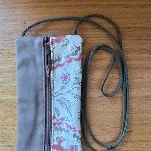 Pochette téléphone rouge upcyclée