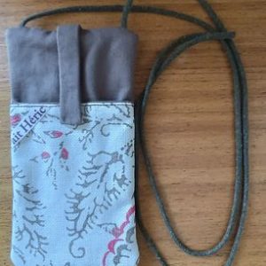 Pochette téléphone rouge upcyclée