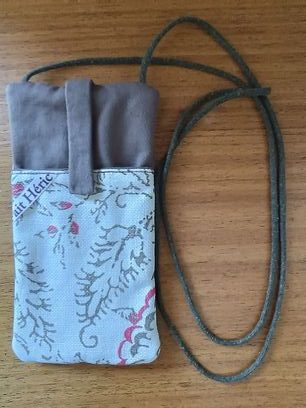 Pochette téléphone rouge upcyclée