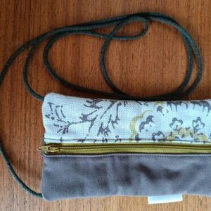 Pochette téléphone verte upcyclée