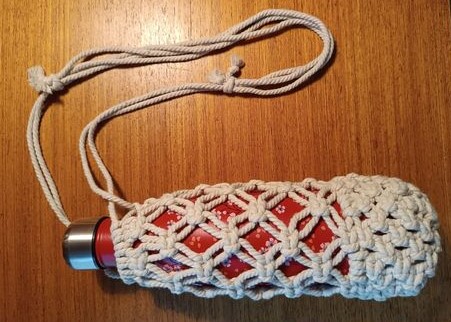 Porte bouteille en macramé
